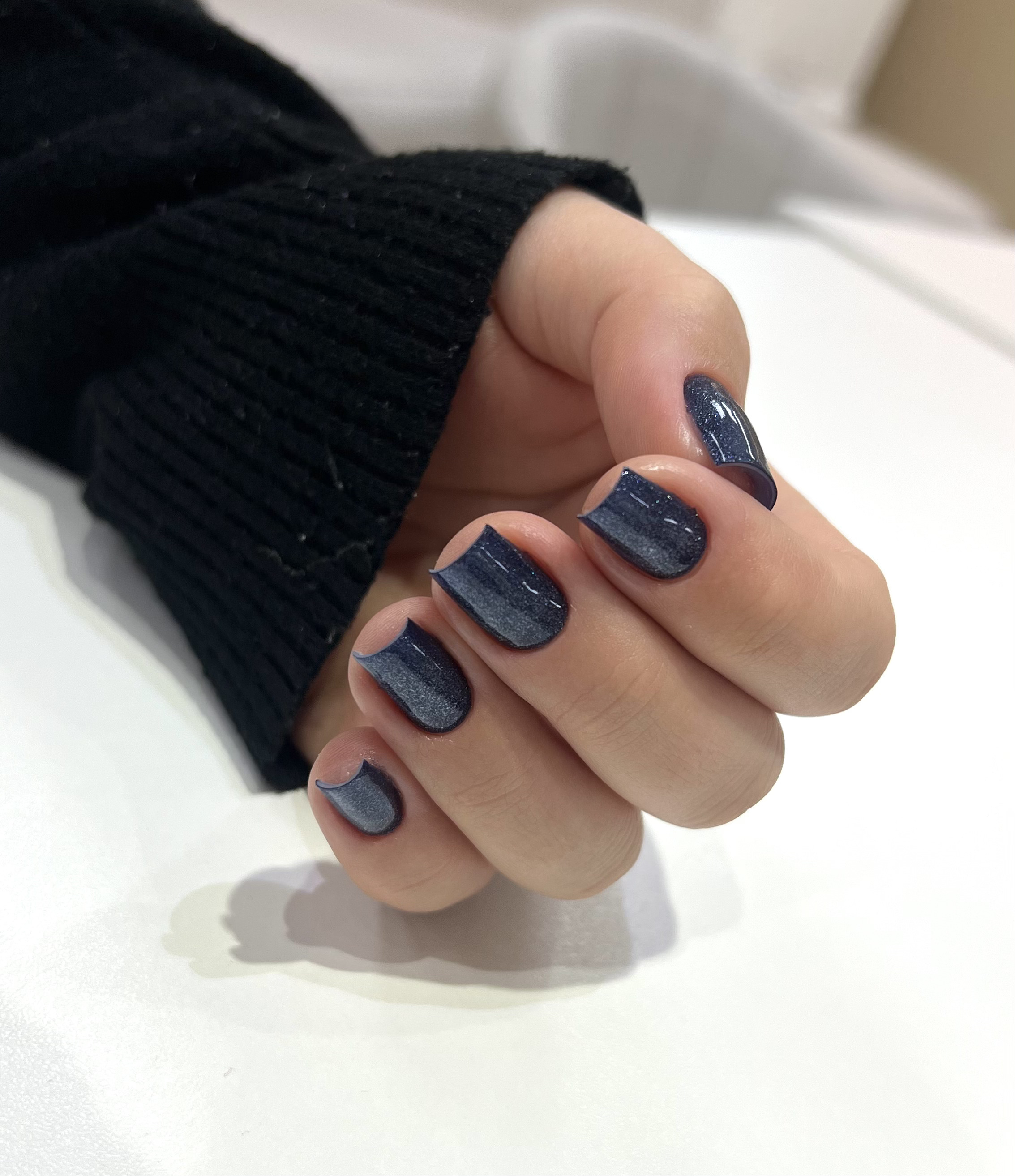 Unhas azul metalizado feitas pela Rebeca